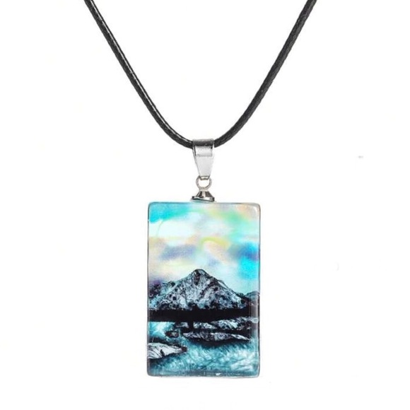 Aurora Borealis Snowy Peak Mountain Realism 3D Vivid Captured Landscape Necklace - Picture 4 of 16